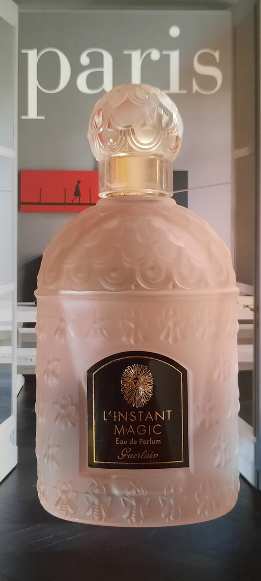 Guerlain Instant Magic Eau de Parfum discontinued. Guerlain Instant Magic vintage. Guerlain Instant Magic kopen. Guerlain Instant Magic Guerlain bee bottle vintage buy. Buy vintage Guerlain perfume. Vintage Guerlain parfum kopen.